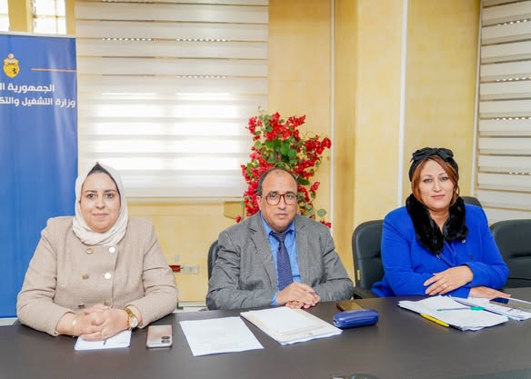 Le Ministre de l'Emploi et Hasna Jiballah mobilisent les directeurs régionaux autour des sociétés communautaires